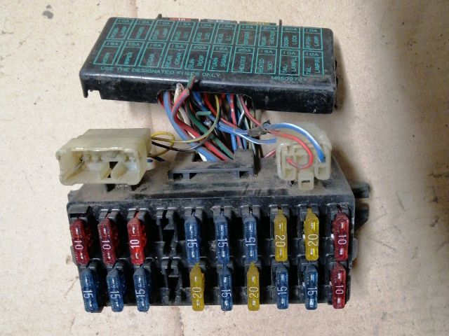 bontott MITSUBISHI L 300 Biztosítéktábla Motortér