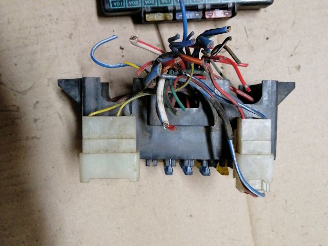 bontott MITSUBISHI L 300 Biztosítéktábla Motortér