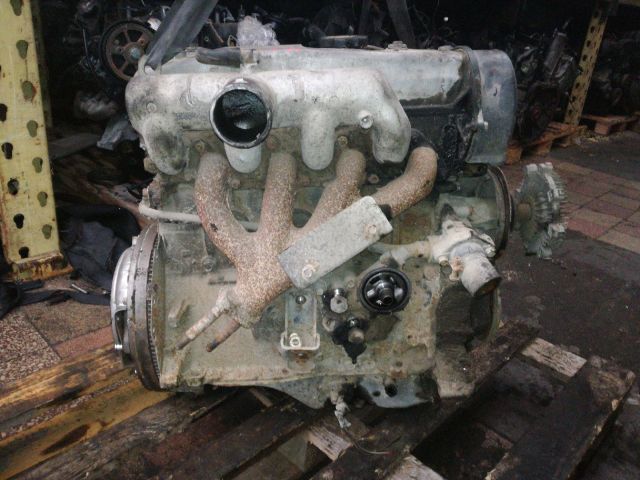 bontott MITSUBISHI L 300 Motor (Fűzött blokk hengerfejjel)