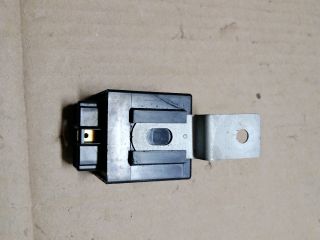 bontott MITSUBISHI L 300 Ablaktörlő Relé