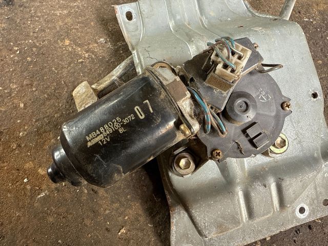 bontott MITSUBISHI L 300 Első Ablaktörlő Szerkezet Motorral