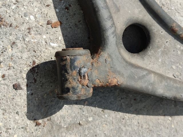 bontott MITSUBISHI LANCER Bal első Lengőkar