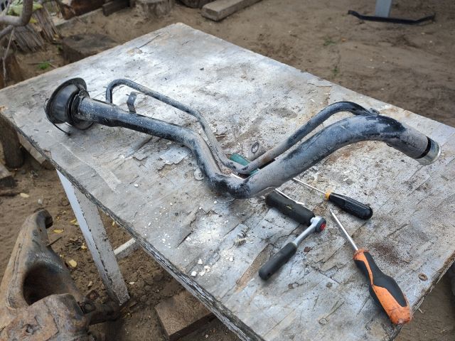 bontott MITSUBISHI LANCER Tankbetöltő Cső (Fém)