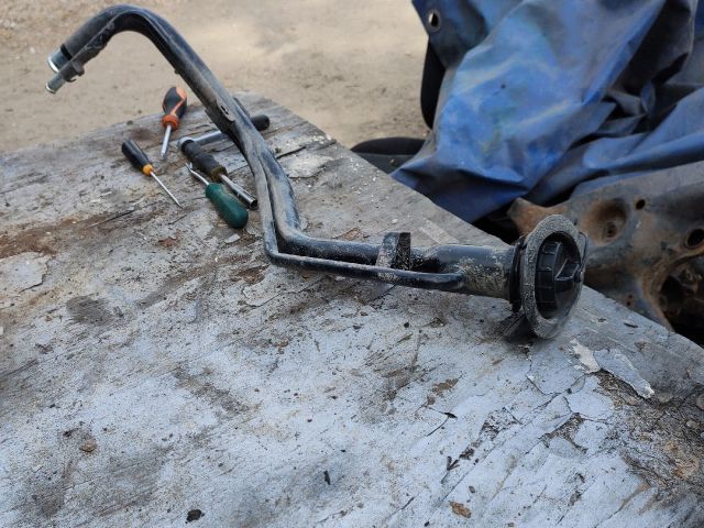 bontott MITSUBISHI LANCER Tankbetöltő Cső (Fém)