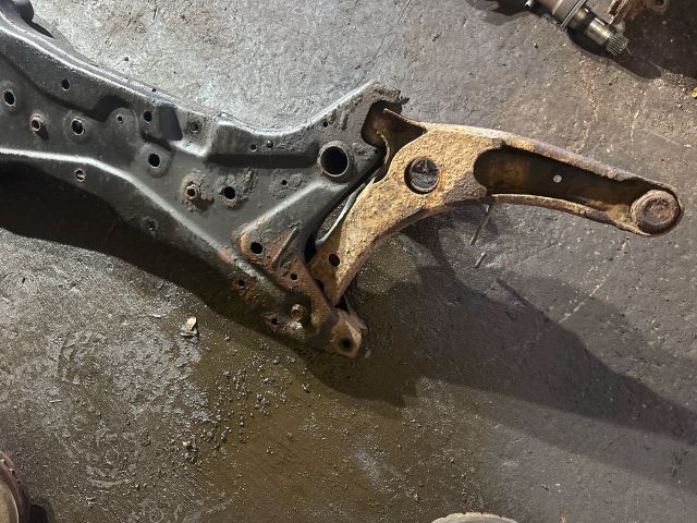 bontott MITSUBISHI LANCER Első Bölcső