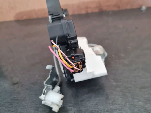 bontott MITSUBISHI LANCER Bal első Ajtózár