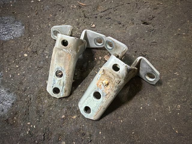 bontott MITSUBISHI LANCER Bal első Zsanér