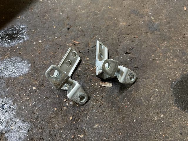 bontott MITSUBISHI LANCER Bal első Zsanér