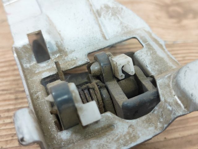 bontott MITSUBISHI LANCER Bal hátsó Belső Kilincs