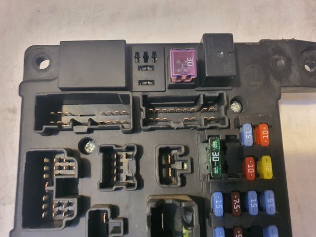 bontott MITSUBISHI LANCER Biztosítéktábla Utastér