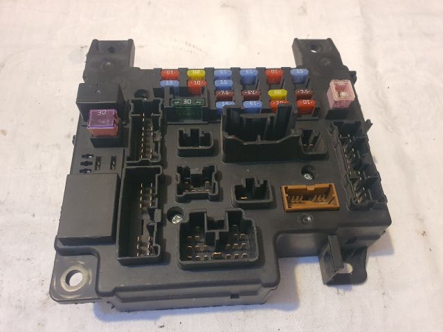 bontott MITSUBISHI LANCER Biztosítéktábla Utastér