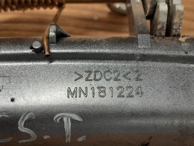 bontott MITSUBISHI LANCER Csomagtérajtó Kilincs