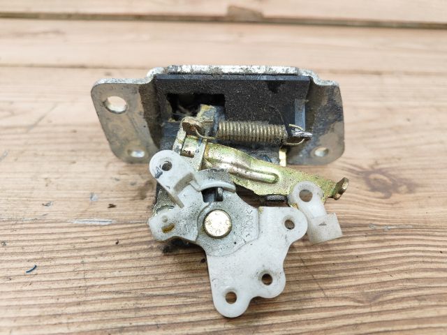 bontott MITSUBISHI LANCER Csomagtérajtó Zárszerkezet