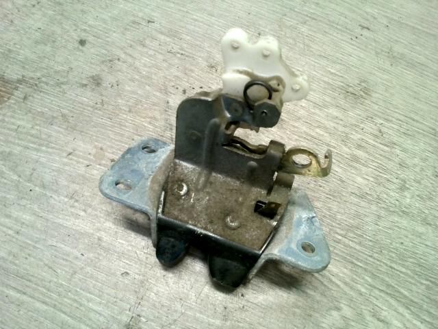 bontott MITSUBISHI LANCER Csomagtérajtó Zárszerkezet