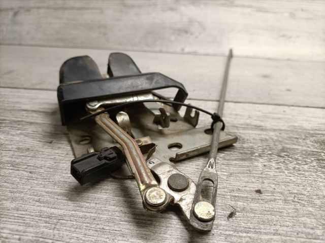 bontott MITSUBISHI LANCER Csomagtérajtó Zárszerkezet