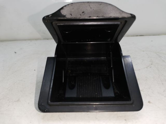 bontott MITSUBISHI LANCER Első Hamutartó