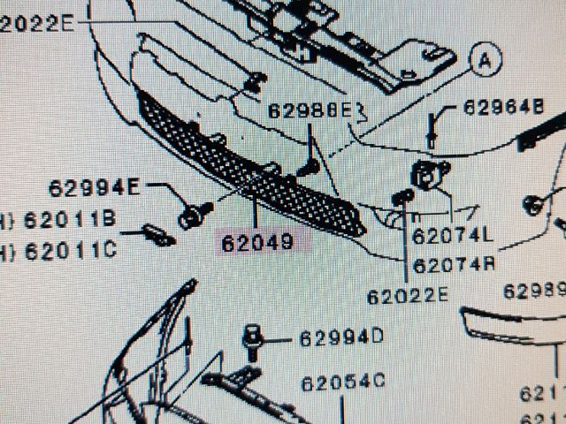 bontott MITSUBISHI LANCER Első Lökhárító Alsó Középső Díszrács