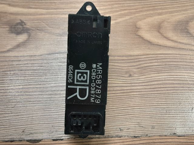 bontott MITSUBISHI LANCER Jobb első Ablakemelő Kapcsoló