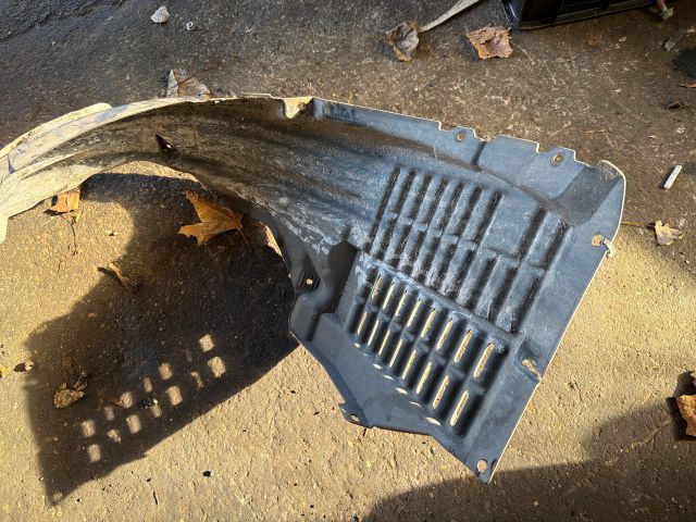 bontott MITSUBISHI LANCER Jobb első Dobbetét (Kerékjárati, Műanyag)