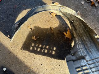 bontott MITSUBISHI LANCER Jobb első Dobbetét (Kerékjárati, Műanyag)