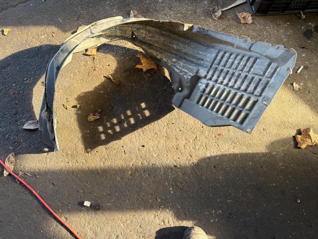 bontott MITSUBISHI LANCER Jobb első Dobbetét (Kerékjárati, Műanyag)