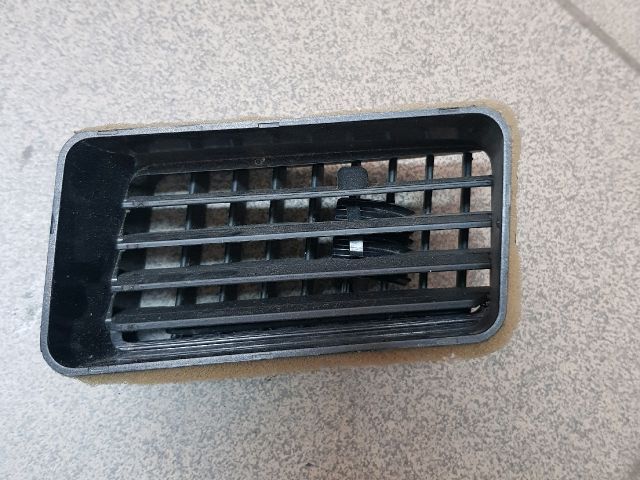 bontott MITSUBISHI LANCER Középső Jobb Szellőző