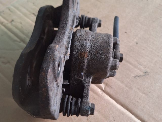 bontott MITSUBISHI LANCER VII Bal első Féknyereg Munkahengerrel