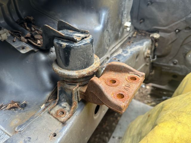 bontott MITSUBISHI LANCER VII Motor Tartó Bak Jobb