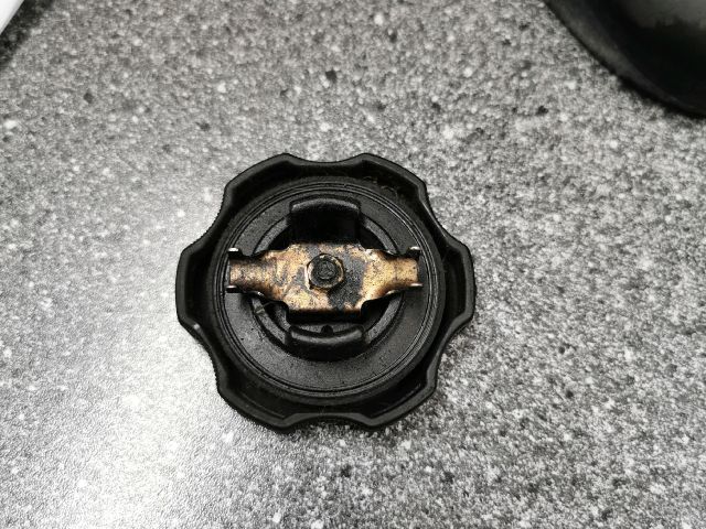 bontott MITSUBISHI LANCER VII Olajbeöntő Sapka