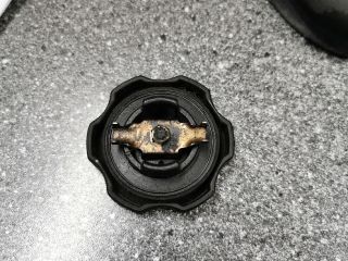 bontott MITSUBISHI LANCER VII Olajbeöntő Sapka