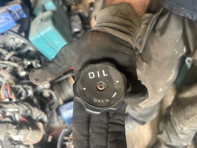 bontott MITSUBISHI LANCER VII Olajbeöntő Sapka