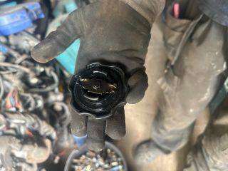 bontott MITSUBISHI LANCER VII Olajbeöntő Sapka