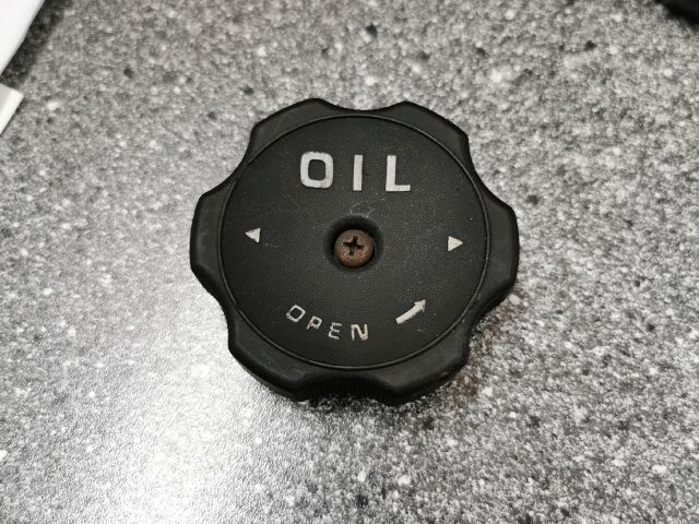 bontott MITSUBISHI LANCER VII Olajbeöntő Sapka