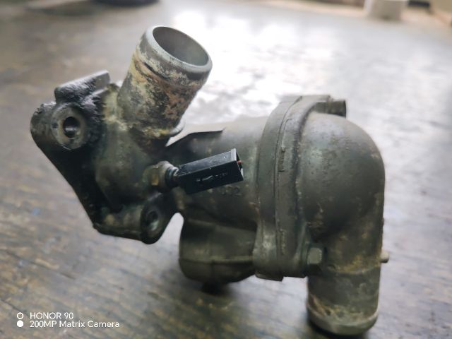 bontott MITSUBISHI LANCER VII Termosztátház