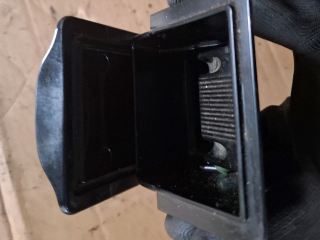 bontott MITSUBISHI LANCER VII Első Hamutartó