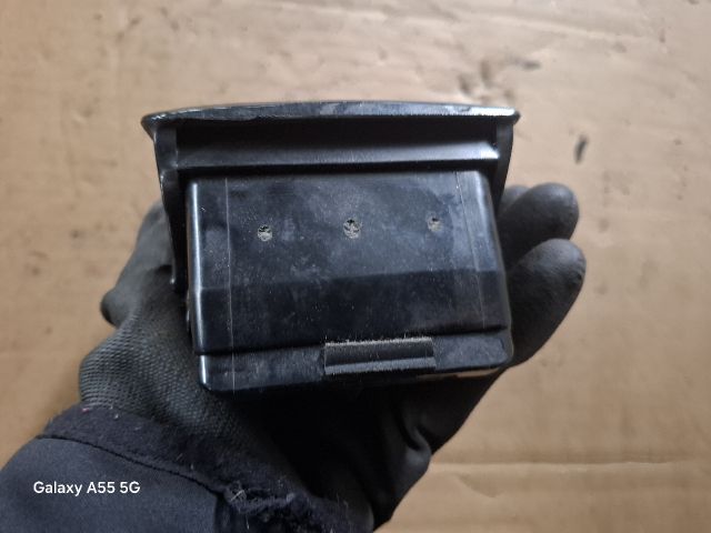 bontott MITSUBISHI LANCER VII Első Hamutartó