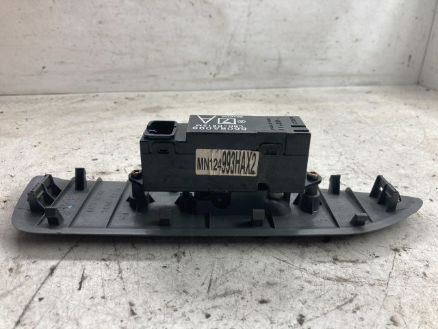 bontott MITSUBISHI LANCER VII Jobb első Ablakemelő Kapcsoló