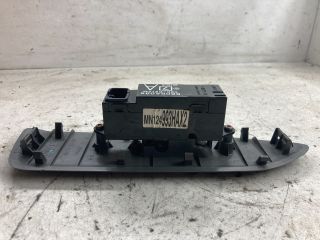 bontott MITSUBISHI LANCER VII Jobb első Ablakemelő Kapcsoló