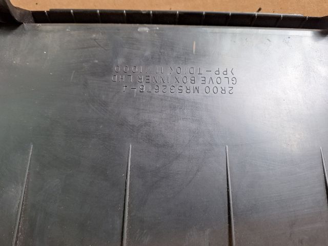 bontott MITSUBISHI LANCER VII Kesztyűtartó