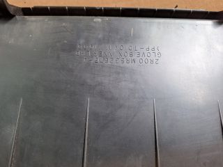 bontott MITSUBISHI LANCER VII Kesztyűtartó