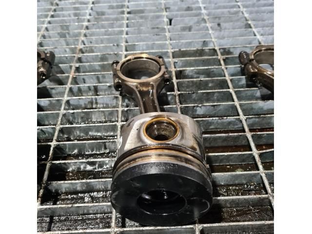 bontott MITSUBISHI OUTLANDER Dugattyú