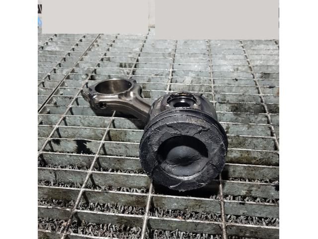 bontott MITSUBISHI OUTLANDER Dugattyú