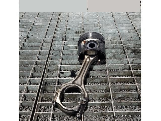 bontott MITSUBISHI OUTLANDER Dugattyú