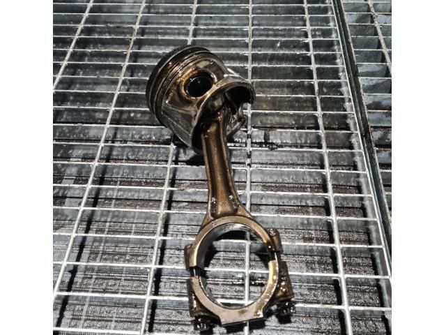 bontott MITSUBISHI OUTLANDER Dugattyú