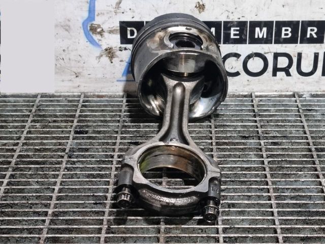 bontott MITSUBISHI OUTLANDER Dugattyú