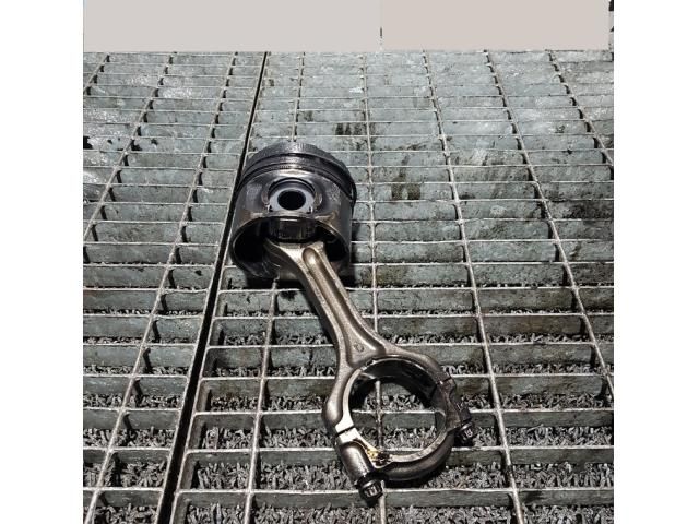 bontott MITSUBISHI OUTLANDER Dugattyú