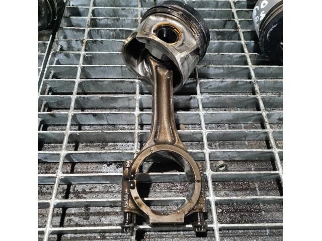 bontott MITSUBISHI OUTLANDER Dugattyú