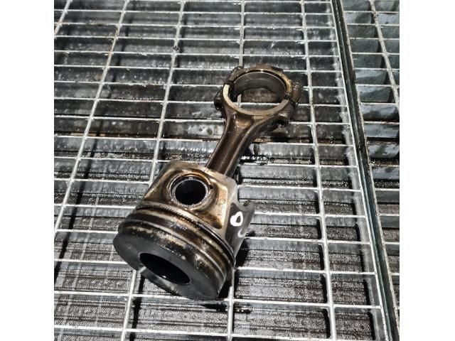 bontott MITSUBISHI OUTLANDER Dugattyú