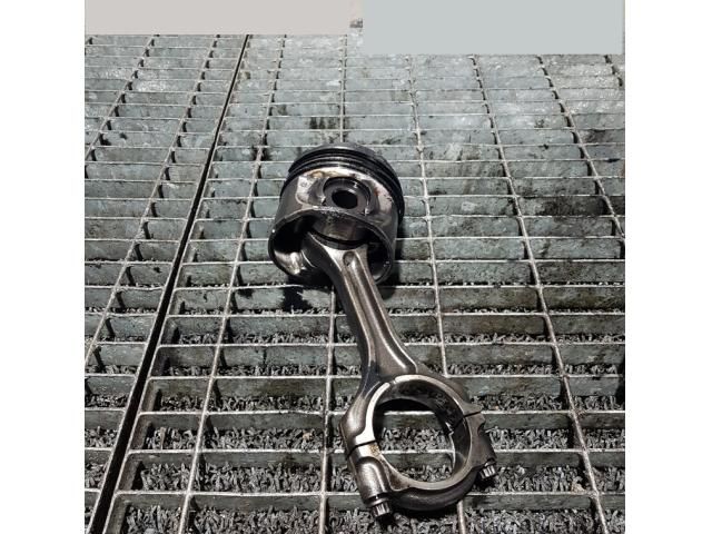 bontott MITSUBISHI OUTLANDER Dugattyú