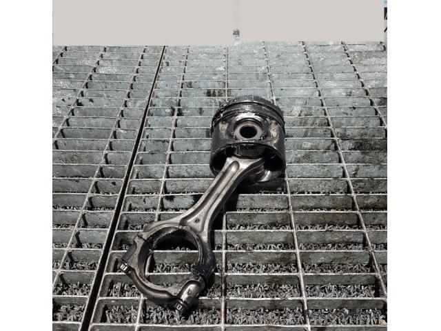 bontott MITSUBISHI OUTLANDER Dugattyú